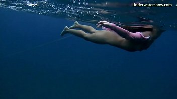 Preview 4 of Foto Memek Pramugari - Swimming Naked Russian Babes