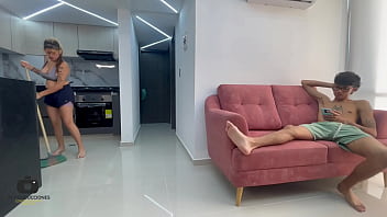 Preview 1 of Sniliyan Ka Seksi Video - Le bajo el estr&eacute_s a mi peque&ntilde_a hermanastra con una rica follada y termino vini&eacute_ndome en su culo.