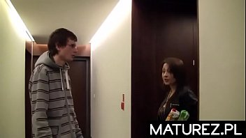 Preview 1 of Worl Beautiful Hd Poron - Polskie mamuśki - Młody wielbiciel chce zerżnąć piękną mamuśkę