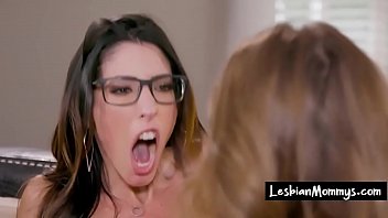 Preview 4 of Maman Baise Fisse - making step mommy squirm lesbian mother and daughter