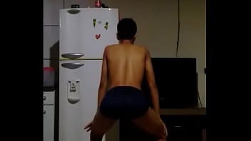 Preview 1 of Bova Yvette - Lombriga magricela,  gay e negro passando vergonha.