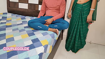 Preview 1 of Jewish Milf - कोमल की पड़ोसी मिठाई देने आयु घर पर तो पति ने बदले में मीठा पानी छोड़ा अंदर