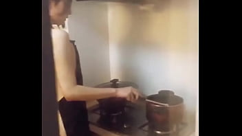 Preview 1 of Zeus Pron - qinweiyingjie cooking for dinner,  em xinh đẹp nấu ăn.