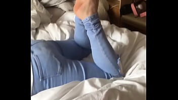 Preview 1 of Knie In Pussy - Girlfriends feet candid