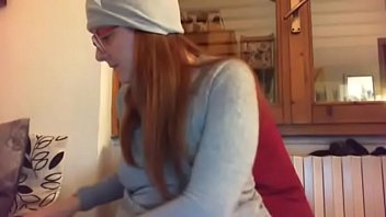 Preview 2 of Big Tit Cumshot - Mangio la pizza con la mia figa pelosa tutta aperta davanti alla telecamera