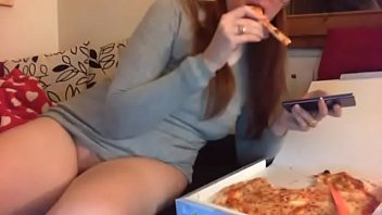 Preview 1 of Big Tit Cumshot - Mangio la pizza con la mia figa pelosa tutta aperta davanti alla telecamera