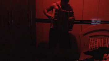 Preview 2 of Young Girls Games Challenge - PIA NOVO TOCANDO AQUELE INSTRUMENTO GRAVANDO COM A WEBCAM