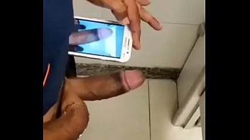 Preview 4 of Vip Bukkake Creamy - Coroa batendo uma no banheiro