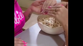 Preview 1 of Danny Haywood - As Barbies se chuparam e gozaram muito uma na boca da outra e no final elas convocaram o Ken pra foder suas bucetinhas
