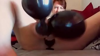 Preview 4 of Miya Kholipa Xx Video - Gioco con grossi palloncini neri li gonfio e poi mi masturbo con un grosso cazzo nero