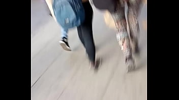 Preview 1 of Lavish Babes - Hermoso culo paseando en la calle