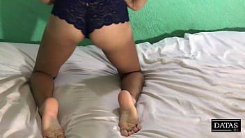 Preview 1 of Fairy Tail Happy Carla Hentai - Mi hermana cachonda baila sexy en la cama de mis pap&aacute_s y me la cojo