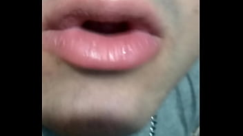 Preview 3 of Desi Sexyvideos - Joven sexy muestra sus labios
