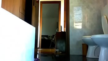 Preview 1 of 18 Years San And Mom Sex - Pulisco il bagno con la mia urina un video dai forti caratteri fetish