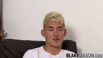 Preview 2 of Decoraci N De Mandingo - English dude jerking off until warm cum squirts out