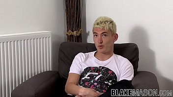 Preview 3 of Decoraci N De Mandingo - English dude jerking off until warm cum squirts out