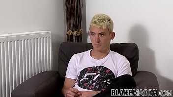 Preview 1 of Decoraci N De Mandingo - English dude jerking off until warm cum squirts out
