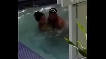 Preview 1 of Xnxx Big Ass Kissing White Ass - Dominicana en piscina
