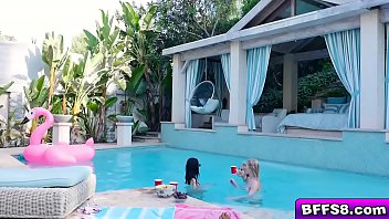 Preview 1 of Durin Slam Party Pnp Fuck - Besties hop in the pool and things heat up as Violet gets down on her knees to lick and slurp on some hot pink clit!
