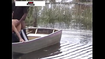 Preview 2 of Futher In Low And Son In Low - Homem escondido grava v&iacute_deo de esposa infiel gemendo e fazendo sexo com jardineiro,  em canoa no lago