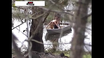 Preview 4 of Futher In Low And Son In Low - Homem escondido grava v&iacute_deo de esposa infiel gemendo e fazendo sexo com jardineiro,  em canoa no lago