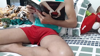 Preview 2 of Fife Dick In - PAUZ&Atilde_O DURO SEM CUECA com o livro na m&atilde_o