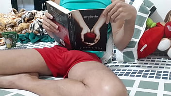 Preview 1 of Fife Dick In - PAUZ&Atilde_O DURO SEM CUECA com o livro na m&atilde_o