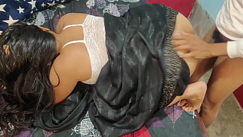 Preview 3 of Greek Mom Kollara - हॉट बंगाली मुस्लिम खातून चुद गयी हिन्दू बॉयफ्रेंड ब्लैक साड़ी में