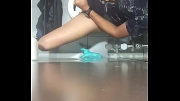 Preview 4 of Muslim Wife Boobs - Hetero masturbandose en ba&ntilde_o p&uacute_blico