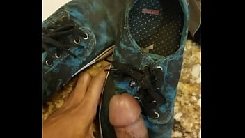 Preview 1 of Alice Ass Only18 Year Old - Painting a pair of VANS