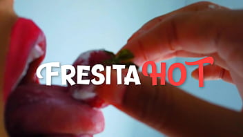 Preview 1 of Swarp Wifi - Succhio una fragola come se fosse un gustoso cazzo