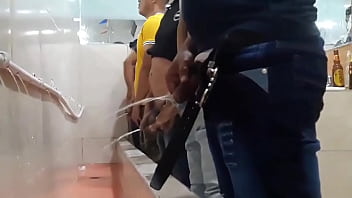 Preview 2 of Girls Talk About Sperm - Hombres orinando en ba&ntilde_o de estadero de Barranquilla Colombia