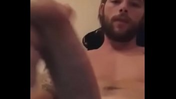 Preview 2 of Bed Scene Love Sex - Barbudo gostoso batendo uma na cam