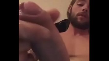 Preview 4 of Bed Scene Love Sex - Barbudo gostoso batendo uma na cam