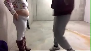 Preview 1 of En Vrouw Neukt Met Een Hond - Cheating Mexican whore fucking in a parking garage