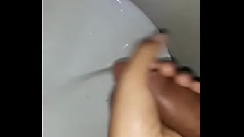 Preview 1 of Black Mene Xxx Video - Lo masturbo hasta hacerlo orinar part 2