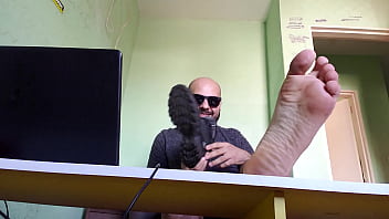 Preview 2 of Muslim Guy Sixx Porn - dia todo sem meia,  pezao 44 ta no chule aqui.