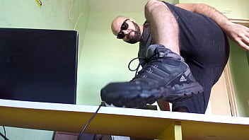 Preview 1 of Muslim Guy Sixx Porn - dia todo sem meia,  pezao 44 ta no chule aqui.