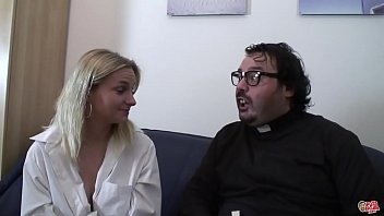 Preview 1 of Pk Xxx Home Video - Tetona increible juega con el cura