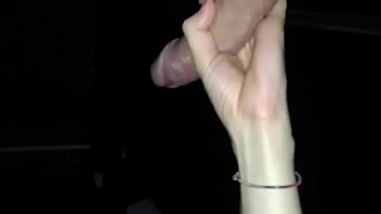 Preview 1 of Vergin Girl Have Blod - Mulher de corno endurecendo rola no gloryhole,  e levando tudinho