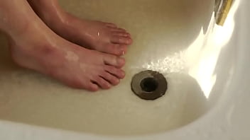 Preview 1 of Zorla Sex Porno - Lee Martin&#039_s The Midnight Hour - k. and k. Again: Sexy Shower Girl