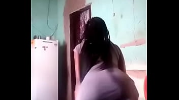 Preview 1 of Iindn Sax - Mulata rebolando de saia,  mostrando a calcinha!