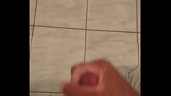 Preview 2 of Fghvrubkz - Hetero favelado Gozou Tanto que o Celular ficou todo Melado