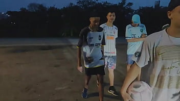 Preview 1 of Hindi Song Xxxhd - Suruba com os mulekes do futebol. - Parte I