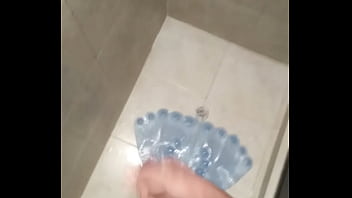 Preview 1 of Big Boob Suck By Gang Of Boys - Estallo de placer en la ducha