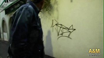 Preview 1 of Aapko Vada Shikhan - Vaya pollo se mont&oacute_ en la calle con mi marido,  cuando unos extra&ntilde_os me propusieron salir en una porno !!!