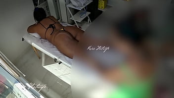 Preview 4 of Vat Mat - Usei meu bikini safado para fazer massagem. Massagista ficou cheia de tes&atilde_o vendo minha bucetinha pulando do bikini
