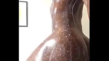 Preview 2 of Dress Mp4 - Banho de leite na preta