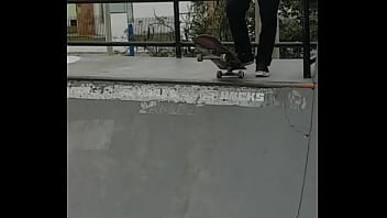 Preview 1 of Kecil Xxx - Novinho arrega&ccedil_ando no street e no bowl sem d&oacute_