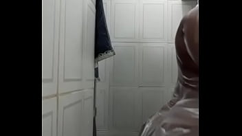 Preview 3 of Japanese Strapon Lesbians Movie5 - Tomando banho e sendo filmada sem saber,  mulatinha toda ensaboada